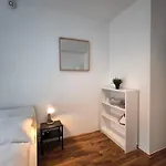 Zentral Gelegene Zimmer Mit Gemeinschaftsbad Und Kueche